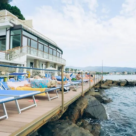 Arc En Ciel Hotel 4*